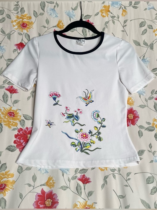 Tu:Mi Tops - Y2k| White Floral Butterfly Fitted Graphic T | Size Medium | Excellent Condition